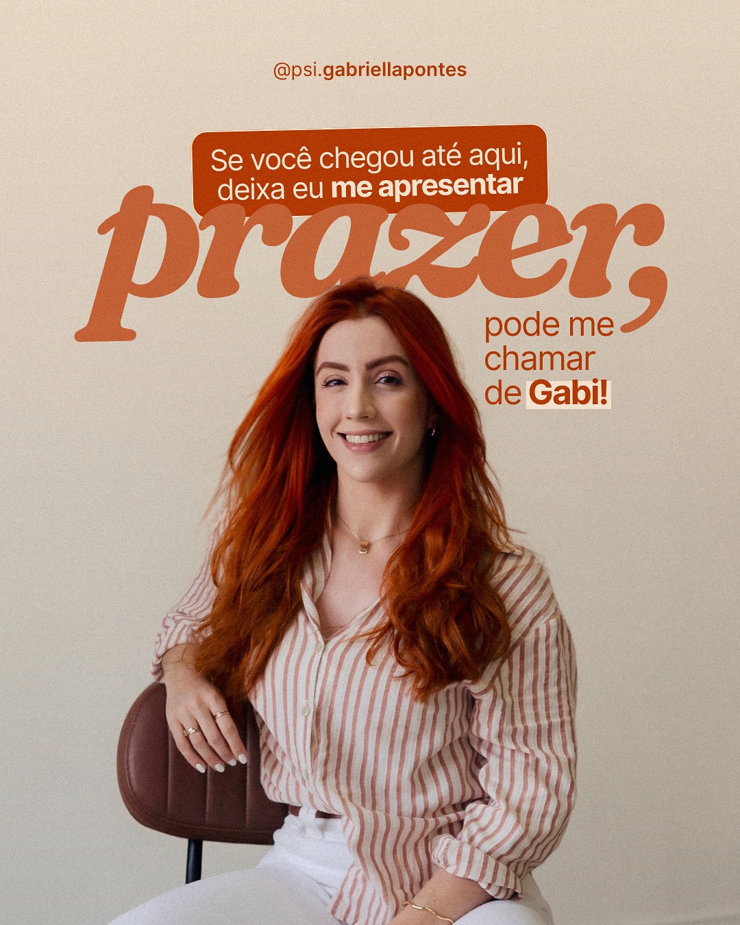 Gabriella Pontes sentada e sorrindo em um retrato editorial de tons creme e ferrugem